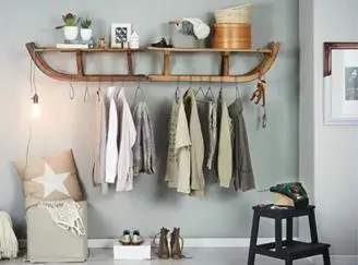Garderobe aus Schlitten